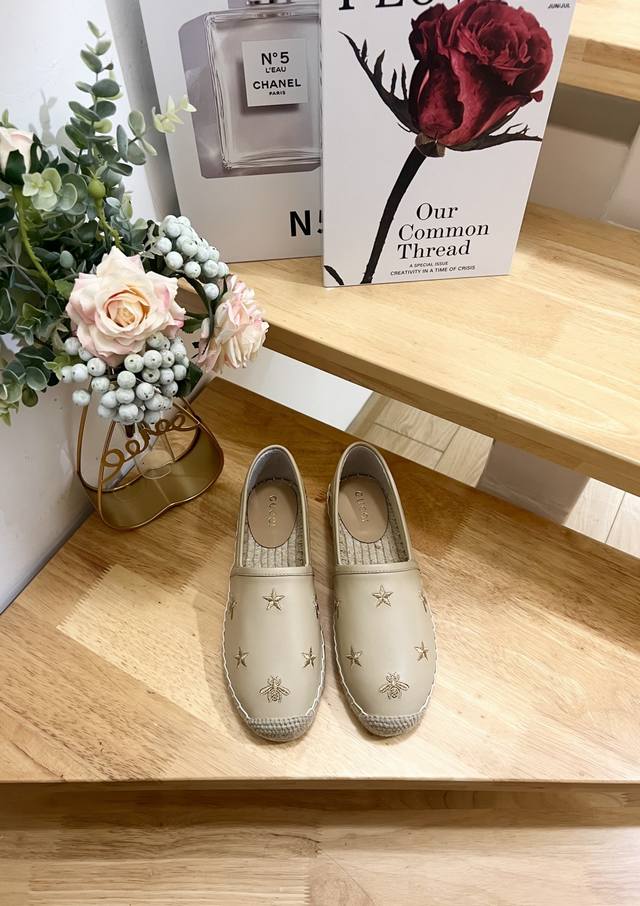 新品2025早春cucci 在近一个世纪的时间里，品牌以经典双G字母交织图案为画布打造了许多富有想象力的设计，小蜜蜂标识融合其他鲜艳明亮的色调，焕新呈现GG M