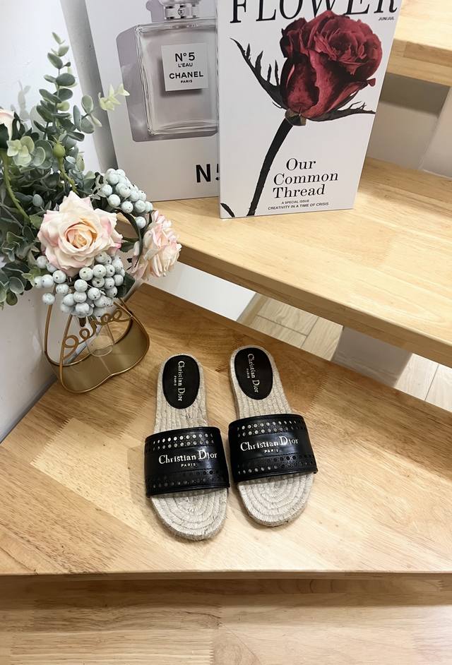 新品Dior 25ss早春迪奥经典款拖鞋渔夫鞋。这款Dior Granville 草编鞋饰以Diir HibiscUs图案激光，呼应本季的普利亚田园风情主题。采
