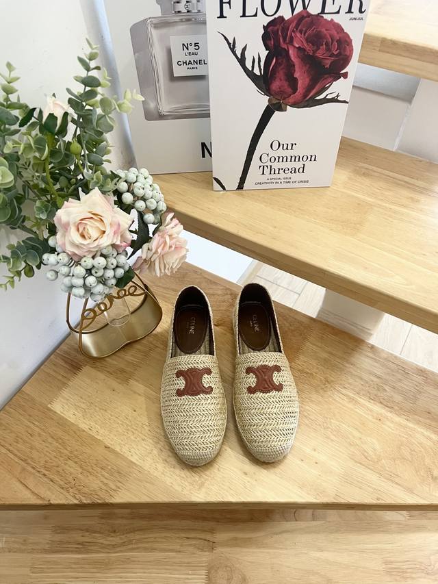 新品Celine 赛琳 顶级代购货，最高版本，渔夫鞋专柜2025早春 新款 Celine拉菲草字母渔夫鞋系列， 爆款单鞋，上脚很美。购入正品原版build。 正