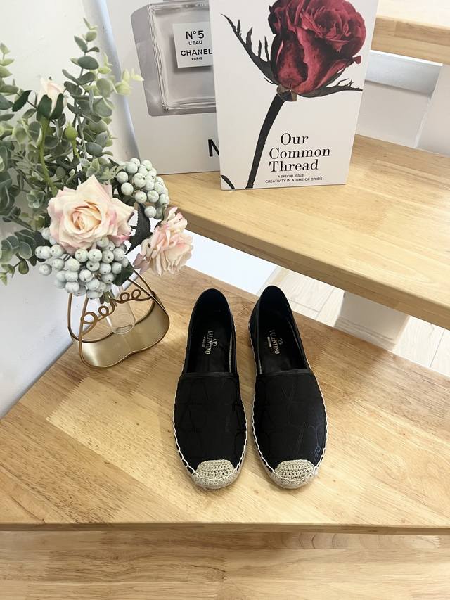 新品Valentino Garavani 华伦天奴 真丝V新款渔夫鞋- 大V装饰- 真丝面料-跟高2cm- 橡胶大底- 意大利制造-36-41