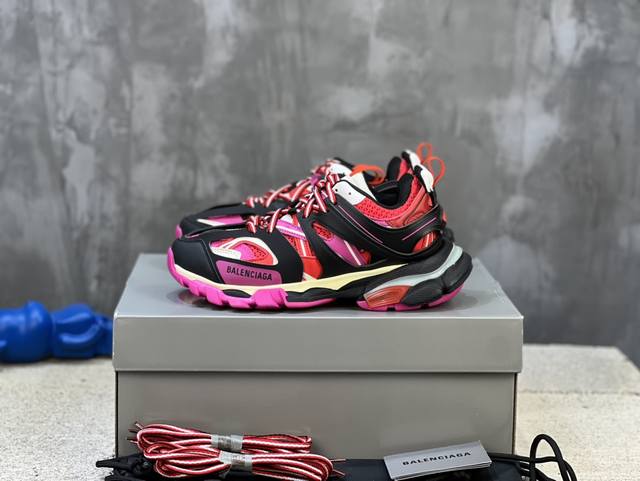 顶级版本 自家工厂原版1:1.开发，顶级版本 ，莞货代购级别，原装大盒 硅胶鞋垫，细节自己看 Balenciaga 巴黎世家三代 复古运动姥爷鞋 3代Tripl
