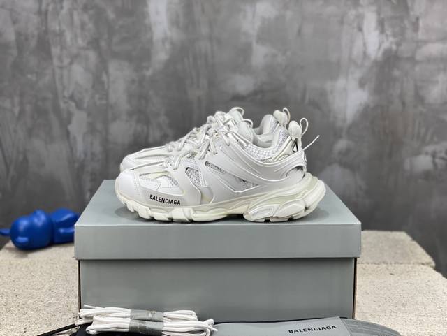顶级版本 自家工厂原版1:1.开发，顶级版本 ，莞货代购级别，原装大盒 硅胶鞋垫，细节自己看 Balenciaga 巴黎世家三代 复古运动姥爷鞋 3代Tripl