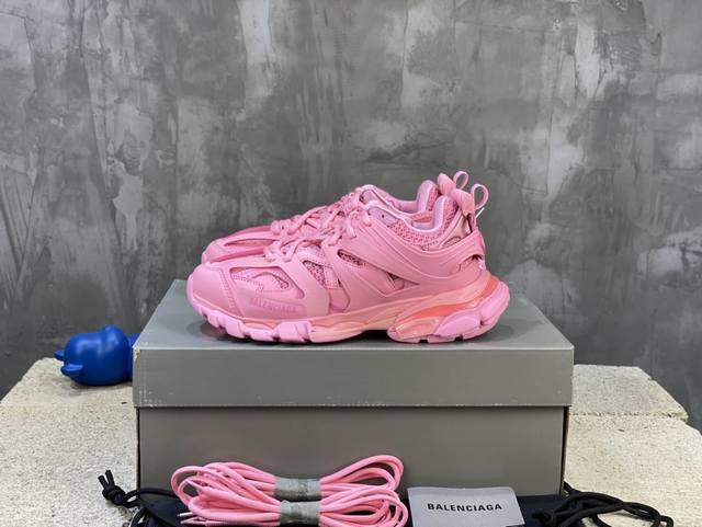 顶级版本 自家工厂原版1:1.开发，顶级版本 ，莞货代购级别，原装大盒 硅胶鞋垫，细节自己看 Balenciaga 巴黎世家三代 复古运动姥爷鞋 3代Tripl