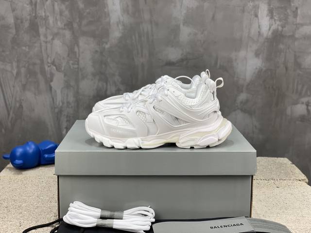 顶级版本 自家工厂原版1:1.开发，顶级版本 ，莞货代购级别，原装大盒 硅胶鞋垫，细节自己看 Balenciaga 巴黎世家三代 复古运动姥爷鞋 3代Tripl