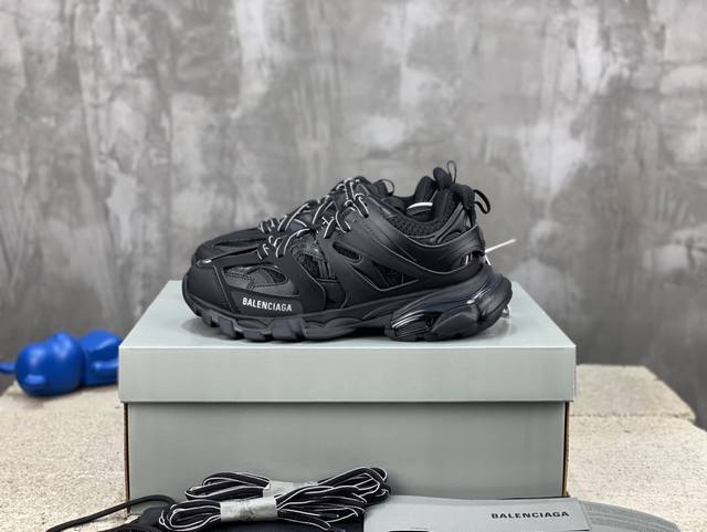 顶级版本 自家工厂原版1:1.开发，顶级版本 ，莞货代购级别，原装大盒 硅胶鞋垫，细节自己看 Balenciaga 巴黎世家三代 复古运动姥爷鞋 3代Tripl