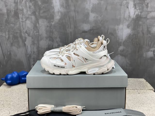 顶级版本 自家工厂原版1:1.开发，顶级版本 ，莞货代购级别，原装大盒 硅胶鞋垫，细节自己看 Balenciaga 巴黎世家三代 复古运动姥爷鞋 3代Tripl