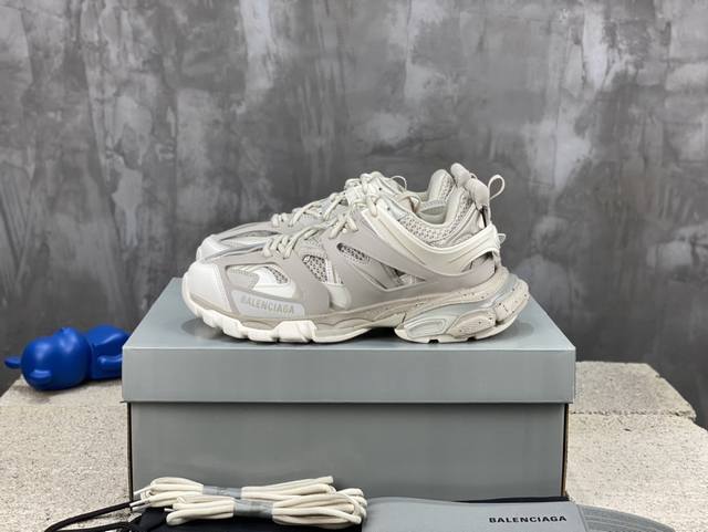 顶级版本 自家工厂原版1:1.开发，顶级版本 ，莞货代购级别，原装大盒 硅胶鞋垫，细节自己看 Balenciaga 巴黎世家三代 复古运动姥爷鞋 3代Tripl
