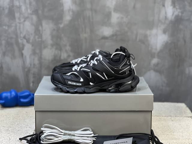 顶级版本 自家工厂原版1:1.开发，顶级版本 ，莞货代购级别，原装大盒 硅胶鞋垫，细节自己看 Balenciaga 巴黎世家三代 复古运动姥爷鞋 3代Tripl