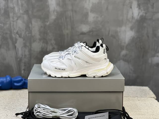 顶级版本 自家工厂原版1:1.开发，顶级版本 ，莞货代购级别，原装大盒 硅胶鞋垫，细节自己看 Balenciaga 巴黎世家三代 复古运动姥爷鞋 3代Tripl