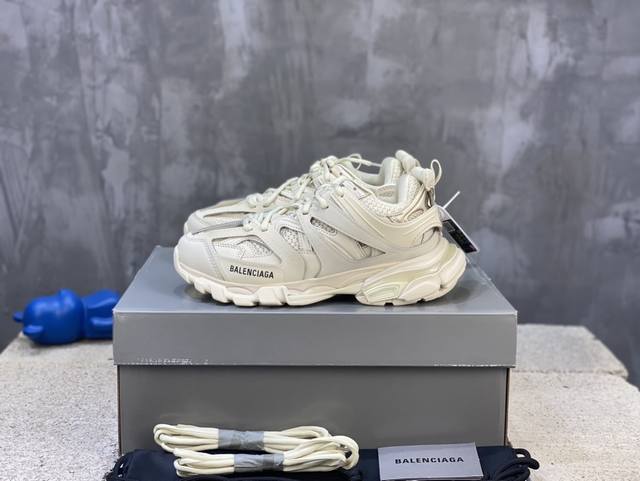 顶级版本 自家工厂原版1:1.开发，顶级版本 ，莞货代购级别，原装大盒 硅胶鞋垫，细节自己看 Balenciaga 巴黎世家三代 复古运动姥爷鞋 3代Tripl