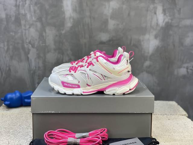 顶级版本 自家工厂原版1:1.开发，顶级版本 ，莞货代购级别，原装大盒 硅胶鞋垫，细节自己看 Balenciaga 巴黎世家三代 复古运动姥爷鞋 3代Tripl