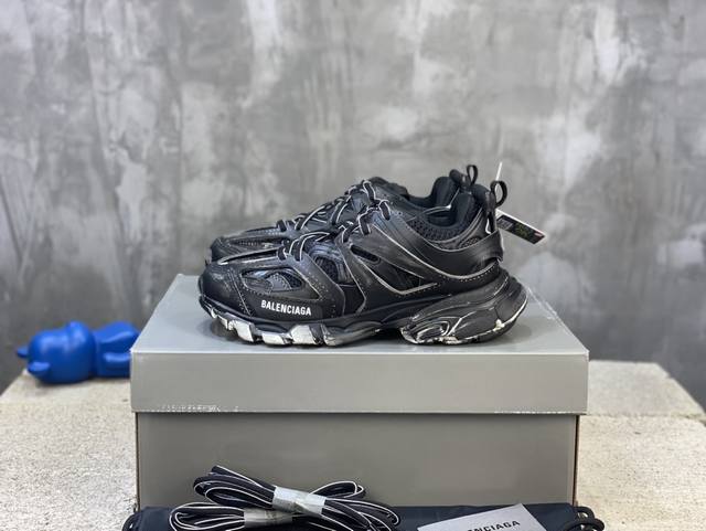 顶级版本 自家工厂原版1:1.开发，顶级版本 ，莞货代购级别，原装大盒 硅胶鞋垫，细节自己看 Balenciaga 巴黎世家三代 复古运动姥爷鞋 3代Tripl