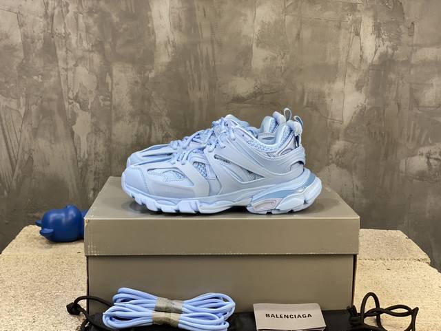 顶级版本 自家工厂原版1:1.开发，顶级版本 ，莞货代购级别，原装大盒 硅胶鞋垫，细节自己看 Balenciaga 巴黎世家三代 复古运动姥爷鞋 3代Tripl