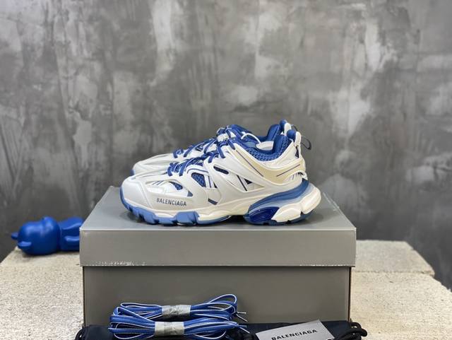 顶级版本 自家工厂原版1:1.开发，顶级版本 ，莞货代购级别，原装大盒 硅胶鞋垫，细节自己看 Balenciaga 巴黎世家三代 复古运动姥爷鞋 3代Tripl