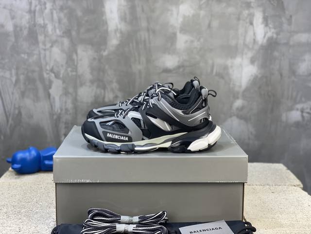 顶级版本 自家工厂原版1:1.开发，顶级版本 ，莞货代购级别，原装大盒 硅胶鞋垫，细节自己看 Balenciaga 巴黎世家三代 复古运动姥爷鞋 3代Tripl