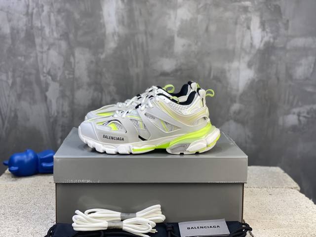 顶级版本 自家工厂原版1:1.开发，顶级版本 ，莞货代购级别，原装大盒 硅胶鞋垫，细节自己看 Balenciaga 巴黎世家三代 复古运动姥爷鞋 3代Tripl