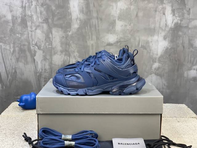 顶级版本 自家工厂原版1:1.开发，顶级版本 ，莞货代购级别，原装大盒 硅胶鞋垫，细节自己看 Balenciaga 巴黎世家三代 复古运动姥爷鞋 3代Tripl