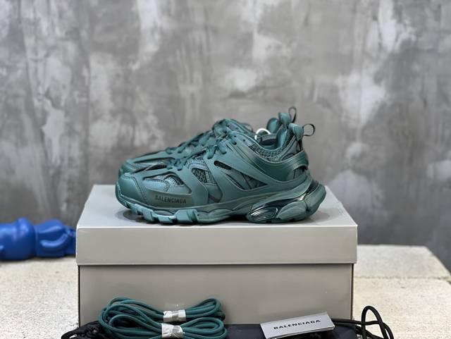 顶级版本 自家工厂原版1:1.开发，顶级版本 ，莞货代购级别，原装大盒 硅胶鞋垫，细节自己看 Balenciaga 巴黎世家三代 复古运动姥爷鞋 3代Tripl