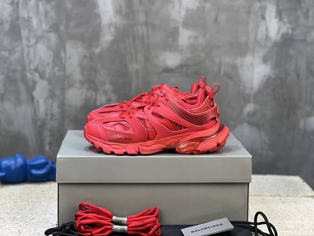 顶级版本 自家工厂原版1:1.开发，顶级版本 ，莞货代购级别，原装大盒 硅胶鞋垫，细节自己看 Balenciaga 巴黎世家三代 复古运动姥爷鞋 3代Tripl