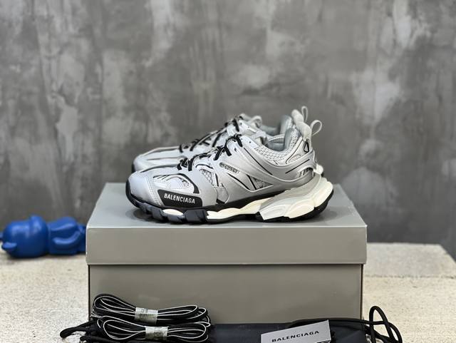 顶级版本 自家工厂原版1:1.开发，顶级版本 ，莞货代购级别，原装大盒 硅胶鞋垫，细节自己看 Balenciaga 巴黎世家三代 复古运动姥爷鞋 3代Tripl