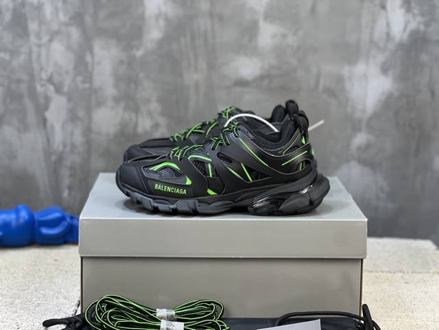 顶级版本 自家工厂原版1:1.开发，顶级版本 ，莞货代购级别，原装大盒 硅胶鞋垫，细节自己看 Balenciaga 巴黎世家三代 复古运动姥爷鞋 3代Tripl