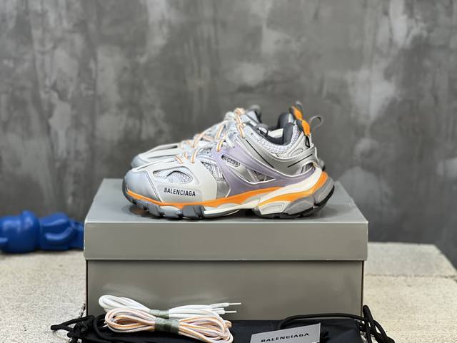 顶级版本 自家工厂原版1:1.开发，顶级版本 ，莞货代购级别，原装大盒 硅胶鞋垫，细节自己看 Balenciaga 巴黎世家三代 复古运动姥爷鞋 3代Tripl
