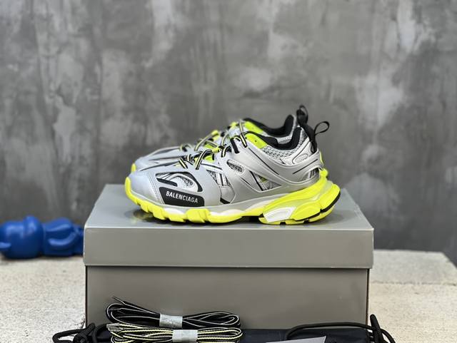 顶级版本 自家工厂原版1:1.开发，顶级版本 ，莞货代购级别，原装大盒 硅胶鞋垫，细节自己看 Balenciaga 巴黎世家三代 复古运动姥爷鞋 3代Tripl