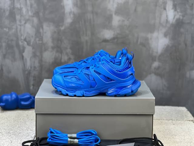 顶级版本 自家工厂原版1:1.开发，顶级版本 ，莞货代购级别，原装大盒 硅胶鞋垫，细节自己看 Balenciaga 巴黎世家三代 复古运动姥爷鞋 3代Tripl