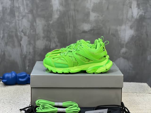 顶级版本 自家工厂原版1:1.开发，顶级版本 ，莞货代购级别，原装大盒 硅胶鞋垫，细节自己看 Balenciaga 巴黎世家三代 复古运动姥爷鞋 3代Tripl