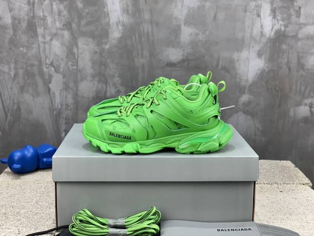 顶级版本 自家工厂原版1:1.开发，顶级版本 ，莞货代购级别，原装大盒 硅胶鞋垫，细节自己看 Balenciaga 巴黎世家三代 复古运动姥爷鞋 3代Tripl