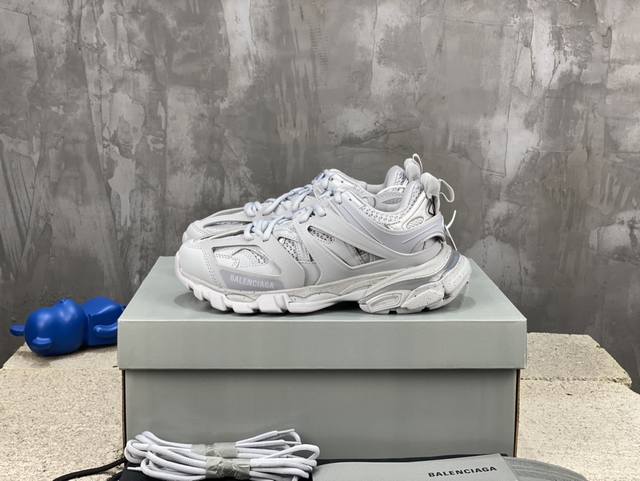 顶级版本 自家工厂原版1:1.开发，顶级版本 ，莞货代购级别，原装大盒 硅胶鞋垫，细节自己看 Balenciaga 巴黎世家三代 复古运动姥爷鞋 3代Tripl