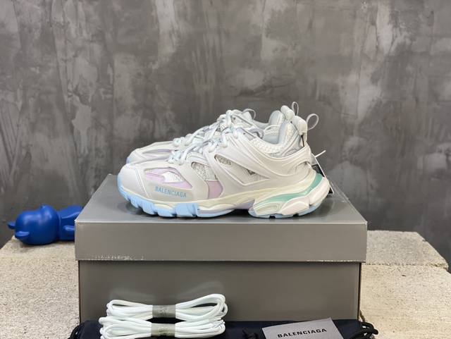 顶级版本 自家工厂原版1:1.开发，顶级版本 ，莞货代购级别，原装大盒 硅胶鞋垫，细节自己看 Balenciaga 巴黎世家三代 复古运动姥爷鞋 3代Tripl
