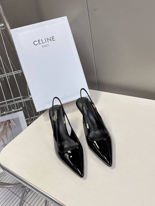Celine思琳春夏凯旋门时装高跟鞋 柔美的露脚设计，上脚真的超级显瘦超级美 C家特定的精致凯旋门logo 好看到爆 鞋面：原版小牛皮 内里 垫脚：采用顶级混种
