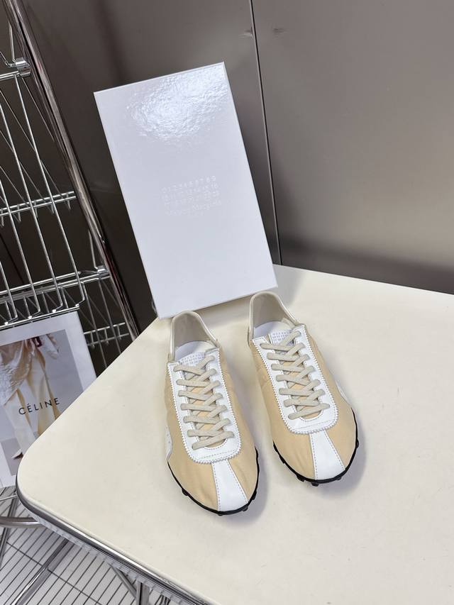 男装10 Maison Margiela 25ss 春夏新款 MM6马吉拉 情侣款薄底运动鞋 新款Sprinters运动鞋轮廓采用做旧感尼龙与复古处理麂皮制成，