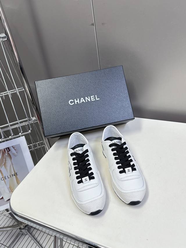 CHANEL香奈儿25p最新款运动鞋 最近真的火出圈啦 一上脚就被惊艳到了 舒适度简直绝了 非常秀气 美貌与舒适并存 还特别百搭 穿上轻松暴走一两万步没压力 脚