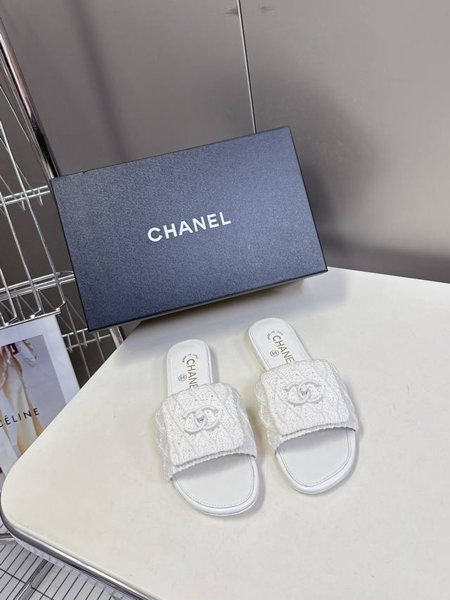 Chanel 香奈儿 25ss 春夏新品度假 毛线懒人拖 鞋小香的一款全新设计 鞋面毛线纯手工编织搭配双C五金装饰 简约百搭上脚超级美的 怎么看都超美 鞋面：采