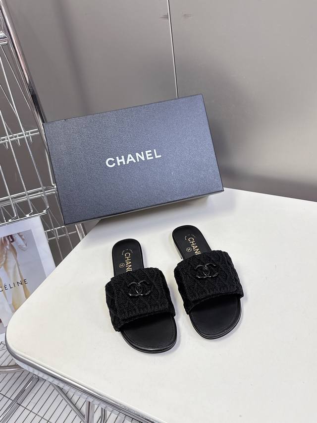 Chanel 香奈儿 25ss 春夏新品度假 毛线懒人拖 鞋小香的一款全新设计 鞋面毛线纯手工编织搭配双C五金装饰 简约百搭上脚超级美的 怎么看都超美 鞋面：采