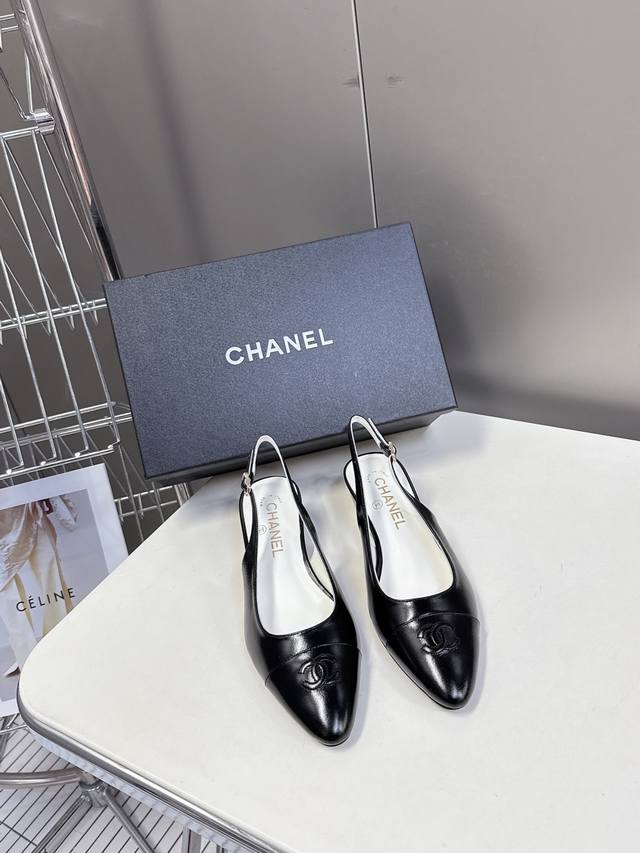香奈儿CHANEL25ss春夏新款坡跟鞋进口皮高级舒适，配女神们的半身裙，不规则的弧形尖头，晚宴系列专属高跟鞋贯穿整季lookbook完全戳中我，简单又不失细节
