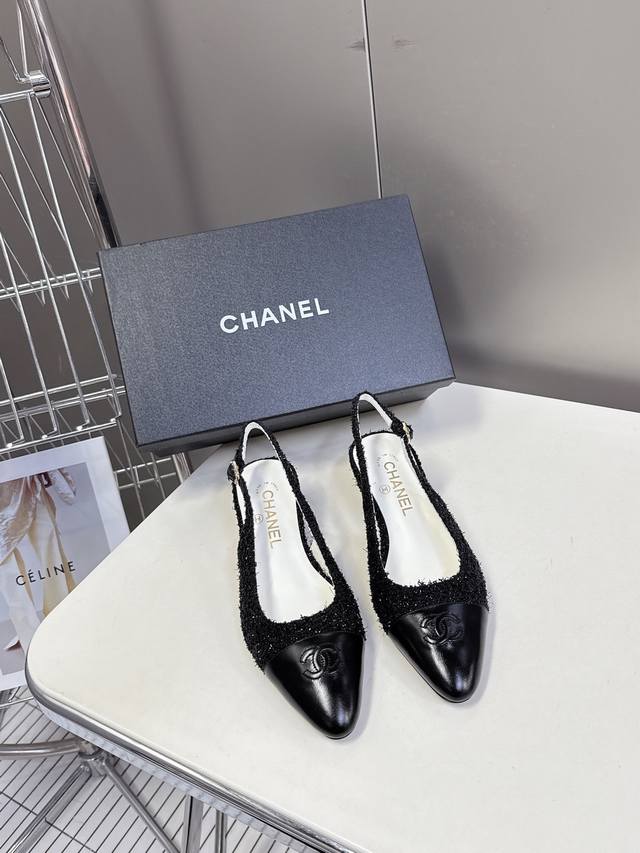 香奈儿CHANEL25ss春夏新款坡跟鞋进口皮高级舒适，配女神们的半身裙，不规则的弧形尖头，晚宴系列专属高跟鞋贯穿整季lookbook完全戳中我，简单又不失细节