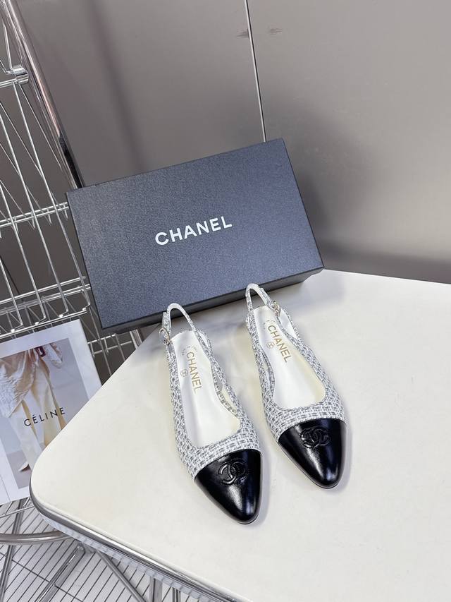 香奈儿CHANEL25ss春夏新款坡跟鞋进口皮高级舒适，配女神们的半身裙，不规则的弧形尖头，晚宴系列专属高跟鞋贯穿整季lookbook完全戳中我，简单又不失细节
