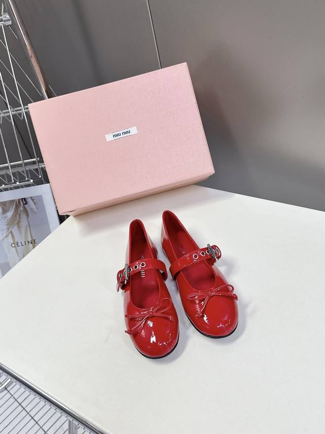 缪缪MIuMiu经典芭蕾舞鞋新品以芭蕾的灵动意韵融于日常，以现代笔触刻画舞鞋经典轮廓！黑色钻饰皮质款芭蕾舞鞋，从经典日式鞋履汲取灵感，Bling水钻点缀于鞋面，