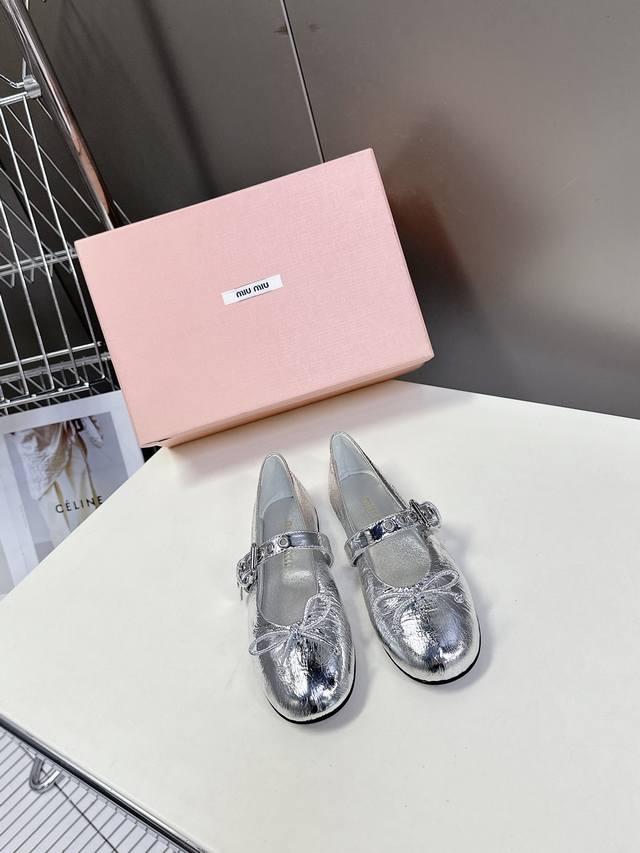 缪缪MIuMiu经典芭蕾舞鞋新品以芭蕾的灵动意韵融于日常，以现代笔触刻画舞鞋经典轮廓！黑色钻饰皮质款芭蕾舞鞋，从经典日式鞋履汲取灵感，Bling水钻点缀于鞋面，