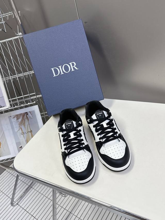 迪奥Dior春夏最新情侣款休闲鞋 Dior OBLIQUE B57 CD标志性字母logo圆头低帮系带滑板鞋 明星同款平底老花拼色运动鞋 原版开发 顶级代购品质