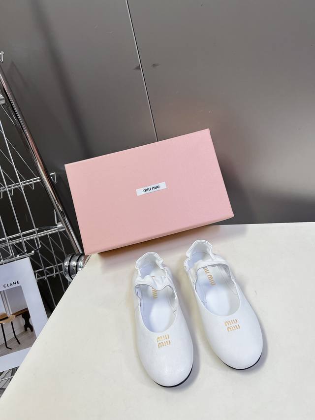 Miu Miu 缪缪 25ss 春夏季新款 芭蕾舞鞋 缪家以芭蕾的灵动意韵融于日常. 以现代笔触刻画舞鞋经典轮廓！超软的绵羊皮质款芭蕾舞鞋. 从经典日式鞋履汲取