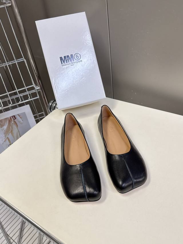 Maisom Margiela MM6 马吉拉单鞋这双热度超高的单品 必须人手一双入手了 不能错过的单品 炸裂了独家原版购入开发 不能错过的一款鞋面：进口羊皮牛