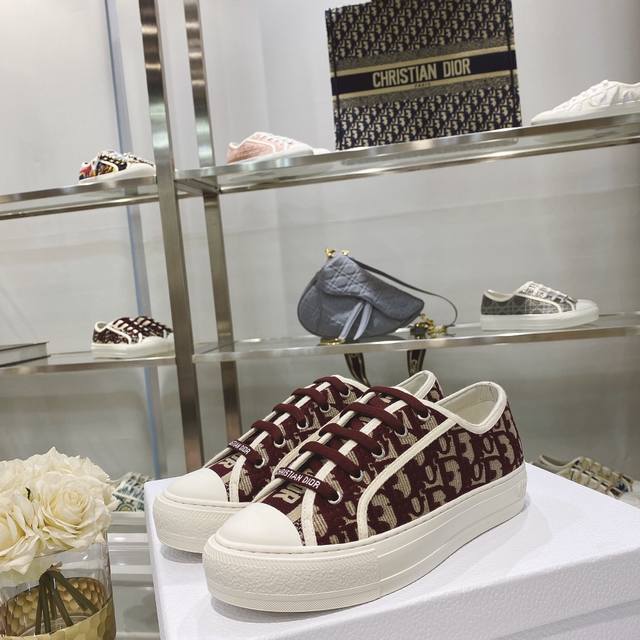出厂： size：35-41 41码订做不退换 Dior迪奥 刺绣 系列. 图案系带平底休闲鞋