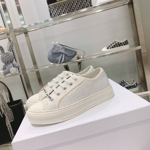 出厂： size：35-41 41码订做不退换 Dior迪奥 刺绣 系列. 图案系带平底休闲鞋