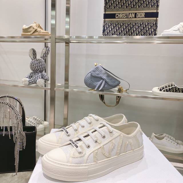 出厂： size：35-41 41码订做不退换 Dior迪奥 刺绣 系列. 图案系带平底休闲鞋