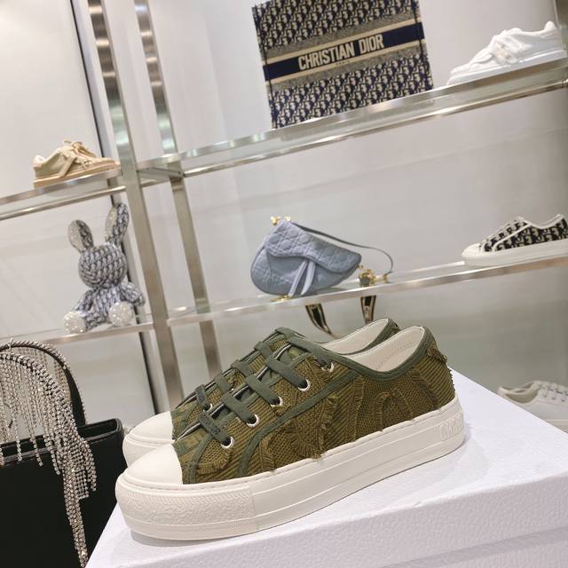 出厂： size：35-41 41码订做不退换 Dior迪奥 刺绣 系列. 图案系带平底休闲鞋