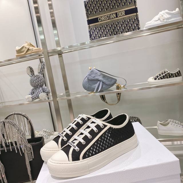 出厂： size：35-41 41码订做不退换 Dior迪奥 刺绣 系列. 图案系带平底休闲鞋